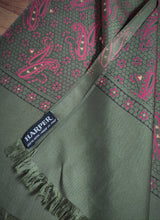 Charger l&#39;image dans la galerie, Harper foulard vert à motif paisley en soie Made in Italy
