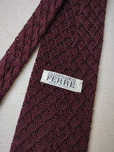 Carica l&#39;immagine nel visualizzatore di Gallery, Gianfranco Ferre cravate vintage bordeaux en maille 100% soie Made in Italy
