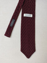 Charger l&#39;image dans la galerie, Gianfranco Ferre cravate vintage bordeaux en maille 100% soie Made in Italy

