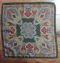 Afbeelding in Gallery-weergave laden, Pochette vintage verte à motif floral Made in England
