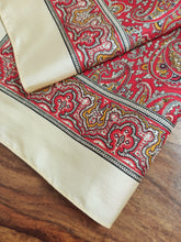 Afbeelding in Gallery-weergave laden, Pochette jaune vintage en soie à motif paisley
