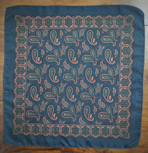 Charger l&#39;image dans la galerie, Pochette de costume vintage bleue en soie à motif paisley
