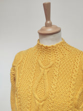 Carica l&#39;immagine nel visualizzatore di Gallery, Mettez Paris pull jaune en maille torsadée 100% laine Made in England
