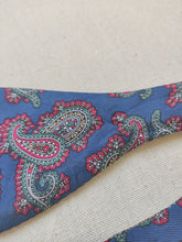 Afbeelding in Gallery-weergave laden, Sir Paris noeud papillon en soie vintage bleu à motif paisley Made in France
