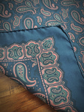 Charger l&#39;image dans la galerie, Pochette de costume vintage bleue en soie à motif paisley
