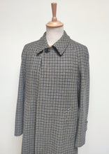 Charger l&#39;image dans la galerie, Aquascutum of London X Mincuzzi Bari manteau pied de poule en laine d&#39;agneau
