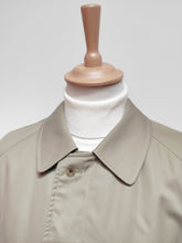 Afbeelding in Gallery-weergave laden, Aquascutum of London trench coat beige Aqua 5 100% coton Made in England L
