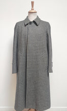 Charger l&#39;image dans la galerie, Aquascutum of London X Mincuzzi Bari manteau pied de poule en laine d&#39;agneau
