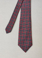 Charger l&#39;image dans la galerie, Nowell&#39;s cravate bordeaux en soie à motif médaillons Made in USA
