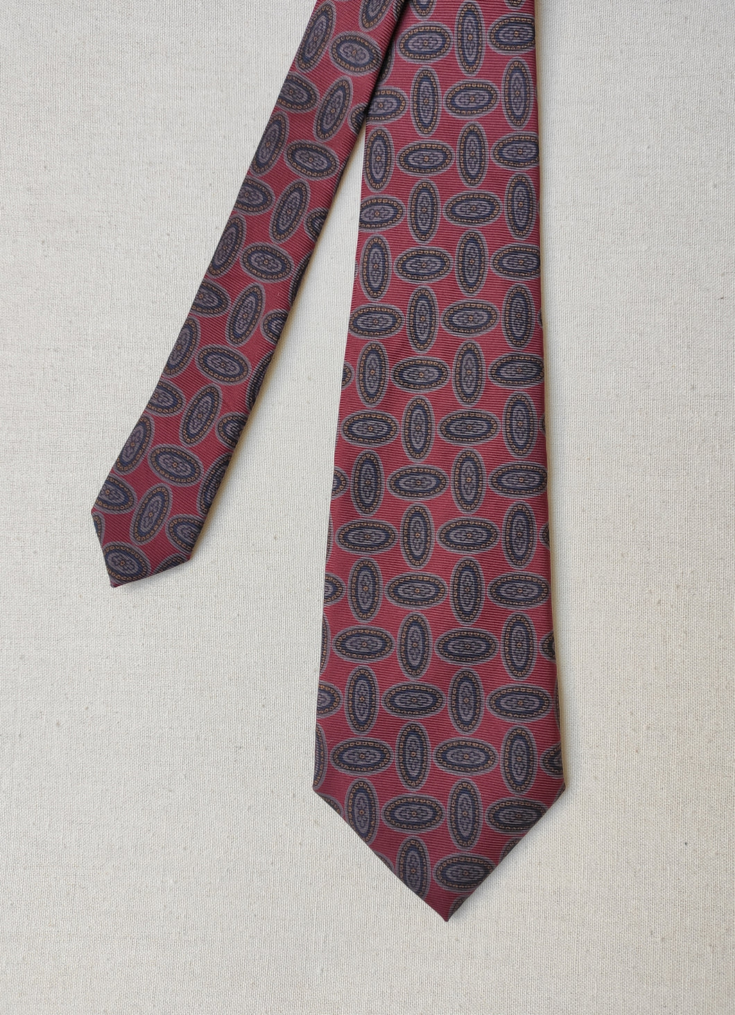 Nowell's cravate bordeaux en soie à motif médaillons Made in USA