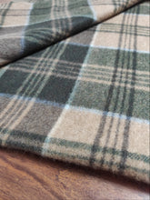 Afbeelding in Gallery-weergave laden, Drake&#39;s écharpe beige à carreaux en laine et angora Made in Scotland
