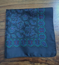 Carica l&#39;immagine nel visualizzatore di Gallery, Pochette noire en soie à motif paisley Made in England
