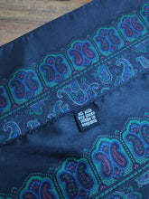 Afbeelding in Gallery-weergave laden, Pochette noire en soie à motif paisley Made in England
