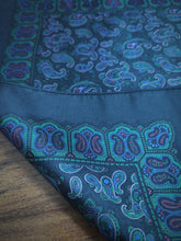 Charger l&#39;image dans la galerie, Pochette noire en soie à motif paisley Made in England
