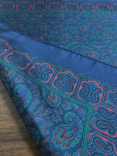 Charger l&#39;image dans la galerie, Pochette en soie marine à motif paisley Made in England
