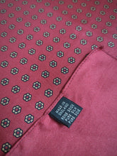 Charger l&#39;image dans la galerie, Pochette en soie rouge à motif floral Made in England
