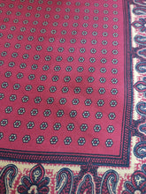 Charger l&#39;image dans la galerie, Pochette en soie rouge à motif floral Made in England
