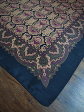 Charger l&#39;image dans la galerie, Pochette noire vintage en soie à motif floral Made in England
