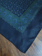 Carica l&#39;immagine nel visualizzatore di Gallery, Pochette noire en soie à motif paisley Made in England
