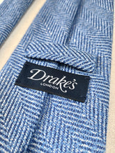 Charger l&#39;image dans la galerie, Drake&#39;s cravate chevronnée en laine, lin et soie
