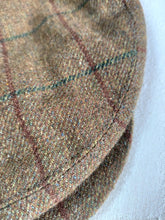 Afbeelding in Gallery-weergave laden, Tress &amp; Co London casquette à carreaux tweed pure laine 58/L
