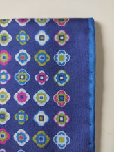 Charger l&#39;image dans la galerie, Rosi Collection pochette en soie à motif géométrique
