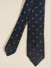 Afbeelding in Gallery-weergave laden, Drake&#39;s cravate en soie à pois bleu marine
