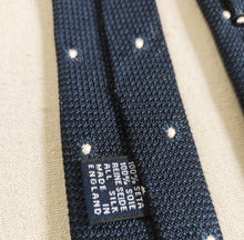 Afbeelding in Gallery-weergave laden, Drake&#39;s cravate en soie à pois bleu marine
