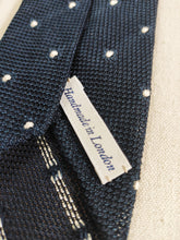 Charger l&#39;image dans la galerie, Drake&#39;s cravate en soie à pois bleu marine
