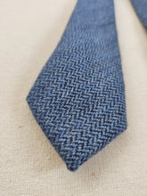 Carica l&#39;immagine nel visualizzatore di Gallery, Drake&#39;s cravate bleue en laine chevronnée
