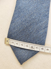 Carica l&#39;immagine nel visualizzatore di Gallery, Drake&#39;s cravate bleue en laine chevronnée
