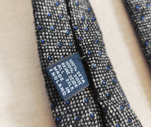 Afbeelding in Gallery-weergave laden, Drake&#39;s cravate chinée à pois en laine et soie
