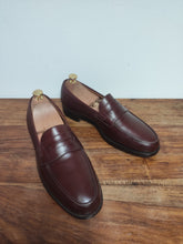 Carica l&#39;immagine nel visualizzatore di Gallery, Crockett &amp; Jones mocassins burgundy Yale 8 UK/42 FR
