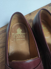 Carica l&#39;immagine nel visualizzatore di Gallery, Crockett &amp; Jones mocassins burgundy Yale 8 UK/42 FR
