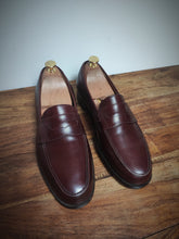 Carica l&#39;immagine nel visualizzatore di Gallery, Crockett &amp; Jones mocassins burgundy Yale 8 UK/42 FR
