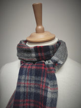 Carica l&#39;immagine nel visualizzatore di Gallery, Brooks Brothers écharpe en laine à carreaux Made in England
