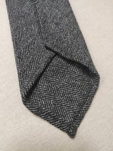 Carica l&#39;immagine nel visualizzatore di Gallery, Isaïa cravate en laine à motif chevrons Made in Italy

