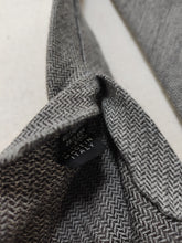 Carica l&#39;immagine nel visualizzatore di Gallery, Kiton cravate en laine et cachemire à motif chevrons Made in Italy

