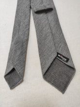 Carica l&#39;immagine nel visualizzatore di Gallery, Kiton cravate en laine et cachemire à motif chevrons Made in Italy
