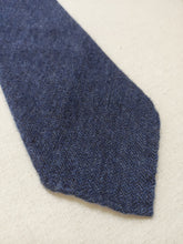 Carica l&#39;immagine nel visualizzatore di Gallery, Kiton cravate en laine et soie à motif chevrons Made in Italy
