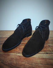 Afbeelding in Gallery-weergave laden, Crockett and Jones Modèle Chukka dark brown 7 UK/41 FR
