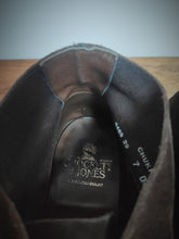 Afbeelding in Gallery-weergave laden, Crockett and Jones Modèle Chukka dark brown 7 UK/41 FR
