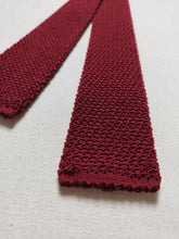 Afbeelding in Gallery-weergave laden, Cravate vintage rouge carmin en tricot de soie
