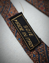 Carica l&#39;immagine nel visualizzatore di Gallery, Cravate vintage &quot;Au Bon Marché Paris&quot; en soie à motif géométrique Made in Italy
