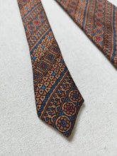 Carica l&#39;immagine nel visualizzatore di Gallery, Cravate vintage &quot;Au Bon Marché Paris&quot; en soie à motif géométrique Made in Italy
