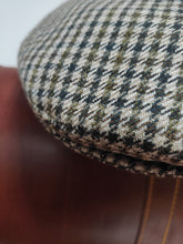 Afbeelding in Gallery-weergave laden, Casquette plate vintage pure laine à motif pied de poule 57
