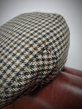Afbeelding in Gallery-weergave laden, Casquette plate vintage pure laine à motif pied de poule 57
