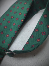 Charger l&#39;image dans la galerie, Noeud papillon vintage vert en soie à motif géométrique Made in Italy
