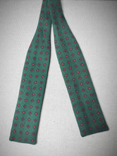 Charger l&#39;image dans la galerie, Noeud papillon vintage vert en soie à motif géométrique Made in Italy
