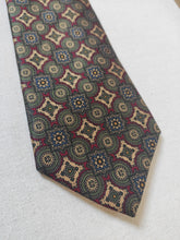 Afbeelding in Gallery-weergave laden, Drake&#39;s cravate en soie à motif géométrique Made in England
